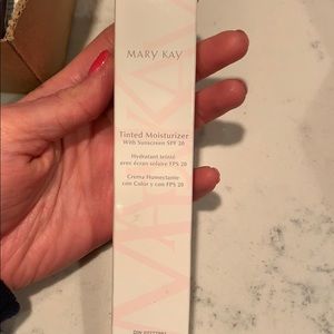 Tinted marykay moisturizer